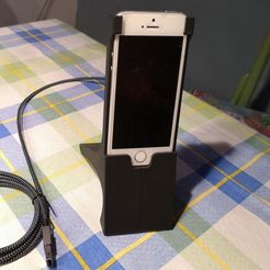 IMG_20200118_165602.jpg Free STL file iPhone 5 stand / Docking station・3D print design to download