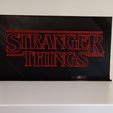 stranger things logo (4).jpg Crachá Stranger Things com suporte