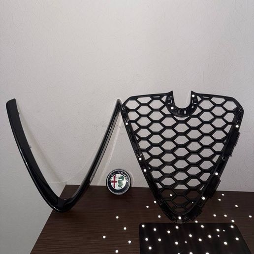 ALFA ROMEO GIULIA GRILLE OEM FRONT CENTER GRILL WITH EMBLEM