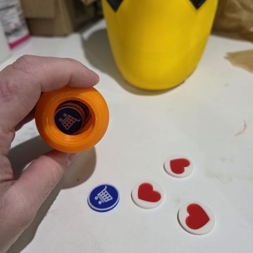 carrot-open.jpg Контейнер для монет в виде морковки с резьбой и крышкой в виде шапки Санта-Клауса