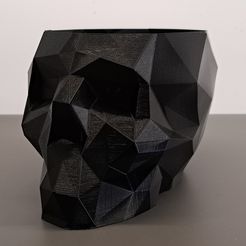 Low Poly Totenkopf Vase