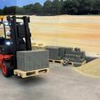 Pallet-with-concrete-blocks-on-forklift.jpg Bloques de hormigón en palet 1/14