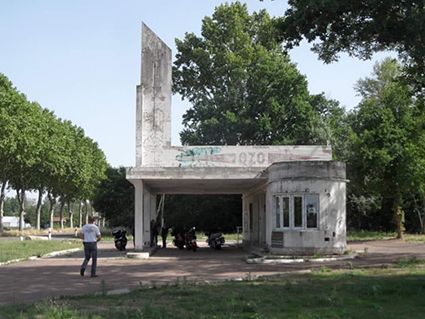 aba5b3b1-bb66-4295-bba9-852058185c4d.JPG Estación de servicio / estación de servicio francesa vintage OZO (Le Coteau 42120, FRANCIA); Nationale 7