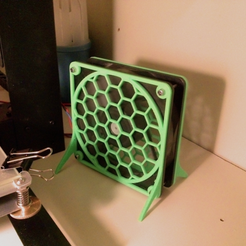 Capture d’écran 2016-10-17 à 10.19.48.png STL-Datei Fan guard with feet for 120mm fan. kostenlos・3D-Drucker-Modell zum herunterladen