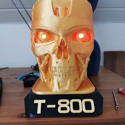 0deea1d1-259f-41b9-8475-bc7642875f11.jpg Fichier 3D gratuit T800 avec lumière et tiroir à piles・Design à télécharger et à imprimer en 3D