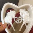 295984394_1350113935476865_6951425422492043824_n.jpg Horses in hearth shape wedding cake decor