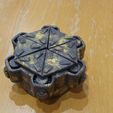 Коробка для игры в кости с механическим вращающимся верхом