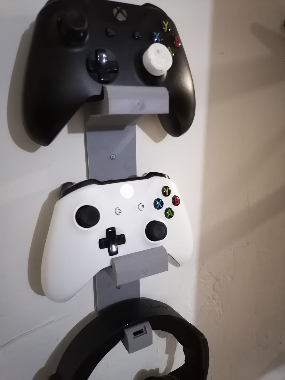 Download STL file Xbox 2 Controller & Headset Stand • 3D printing model