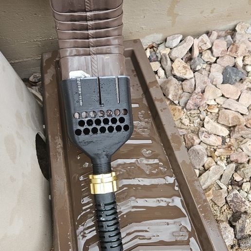 20251115_145954.jpg Regenrinne auf Gartenschlauchadapter remix