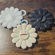 20250329_201133.jpg Smiley Flower Keychain