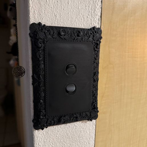 7089e50c-1e1f-4a0d-8ba8-3a14468acdcd.jpg Verschnörkelte/gotische Lichtschalterabdeckungen