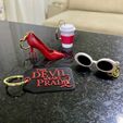 WhatsApp-Image-2026-04-09-at-22.04.53-2.jpeg Set "Il diavolo veste Prada 2": tazza da caffè e portachiavi con occhiali, multicolore