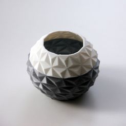 resize-img-8670.jpg STL file Triangle vase・3D printable model to download