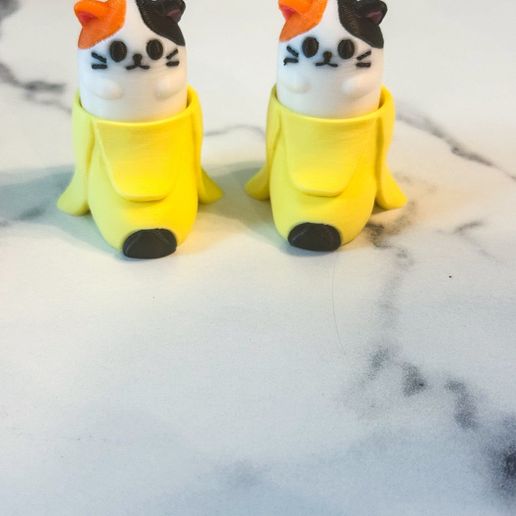 497856234_10228842765235559_1610164452014875549_n.jpg Banana Cat Clickers and Solid Keychains