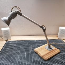 Ganze-Lampe-Hell.jpg STL-Datei DIY verstellbare Schreibtischlampe kostenlos・Modell zum 3D-Drucken zum herunterladen