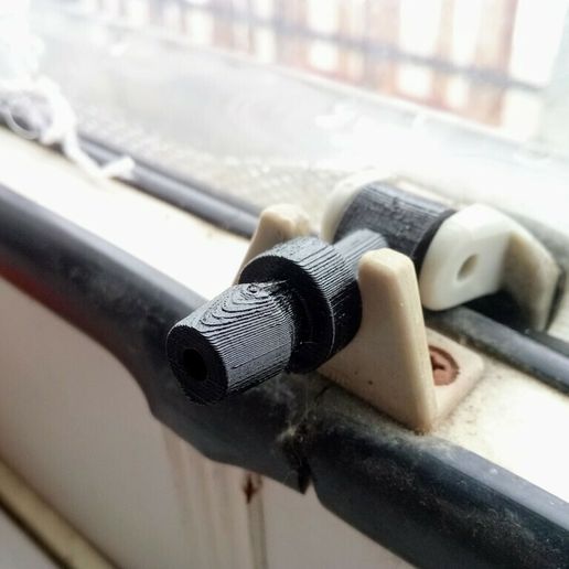 caravan_windo_pull_over1.jpg caravan window pull over (window lock)