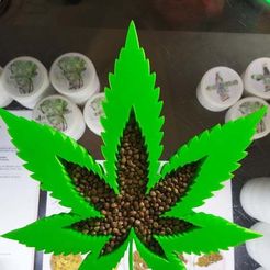 118680105_3200729110041462_5039473721084576633_n.jpg STL file Weed Leaf Decoration /Ashtray・Model to download and 3D print
