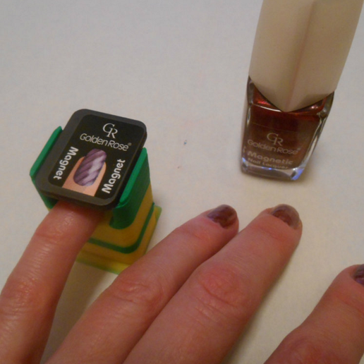 Stand magnetic nail polish