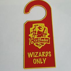 20211023_231505.jpg STL file Harry Potter Gryffindor House Door Hanging・Template to download and 3D print, MIESPACIO3D