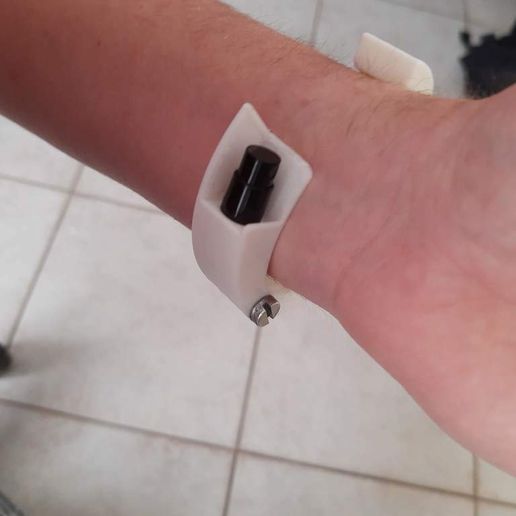 IMG_20200516_115336186.jpg Pulseira desinfetante para usar