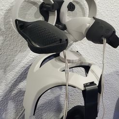 20230108_140200.jpg Oculus Quest 2 and controllers wall mount
