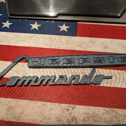 Printed hood badge.png Fichier STL Réplique de l'insigne de capot du Jeepster Commando・Objet pour impression 3D à télécharger