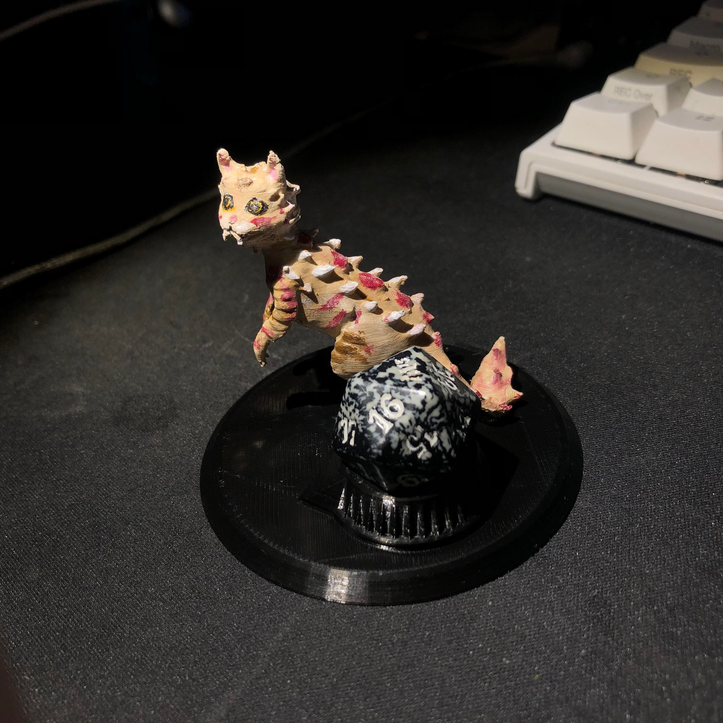 STL file MTG Cat Dinosaur Token (With D20 Holder)・3D printable design ...