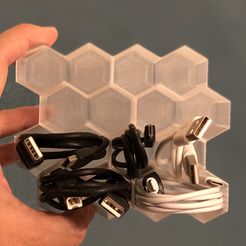 IMG_4723.jpg Honeycomb USB Cable Holder (Vase Mode)