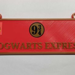 1.jpeg Fichier STL gratuit Poudlard Express 9 3/4 Plaque de quai cadeau de Noël・Objet à télécharger et à imprimer en 3D
