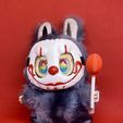 IMG_5295.jpeg Placa com a cara do Pennywise para Labubu + balão vermelho