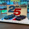 photo_2022-04-20_17-46-35.jpg Archivo STL gratis Expositor doble 1/64 con tema del 25º aniversario de Gran Turismo・Plan para descargar y imprimir en 3D