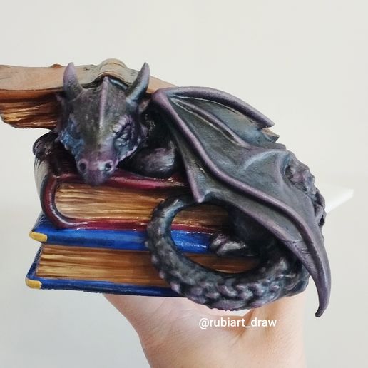 1765287415517.jpg Dragão de livros - Decoração de dragões para prateleiras