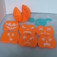 20251023_223252.jpg Conjunto de bases para copos com abóbora esculpida no Dia das Bruxas, estêncil de arte para café e moeda de flip Trick or Treat