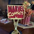 MarvelComics.jpg Marvel Comics con el logotipo de los Vengadores