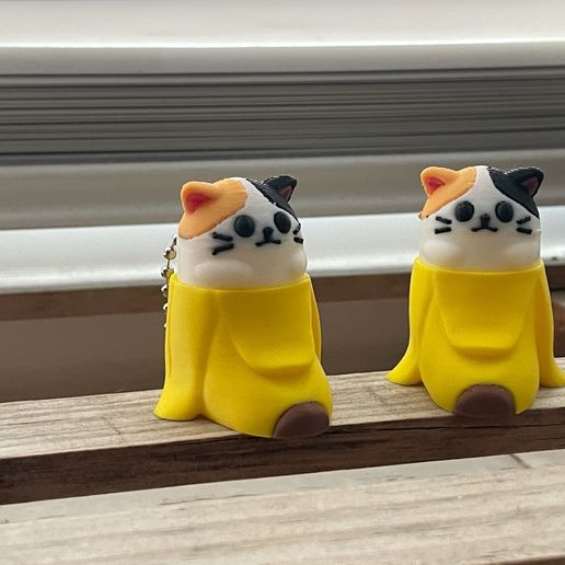 499606771_10033454510011258_7975836838807463047_n.jpg Banana Cat Clickers and Solid Keychains