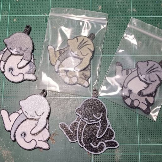 373896.jpg Rotating Egg Cat Keychain