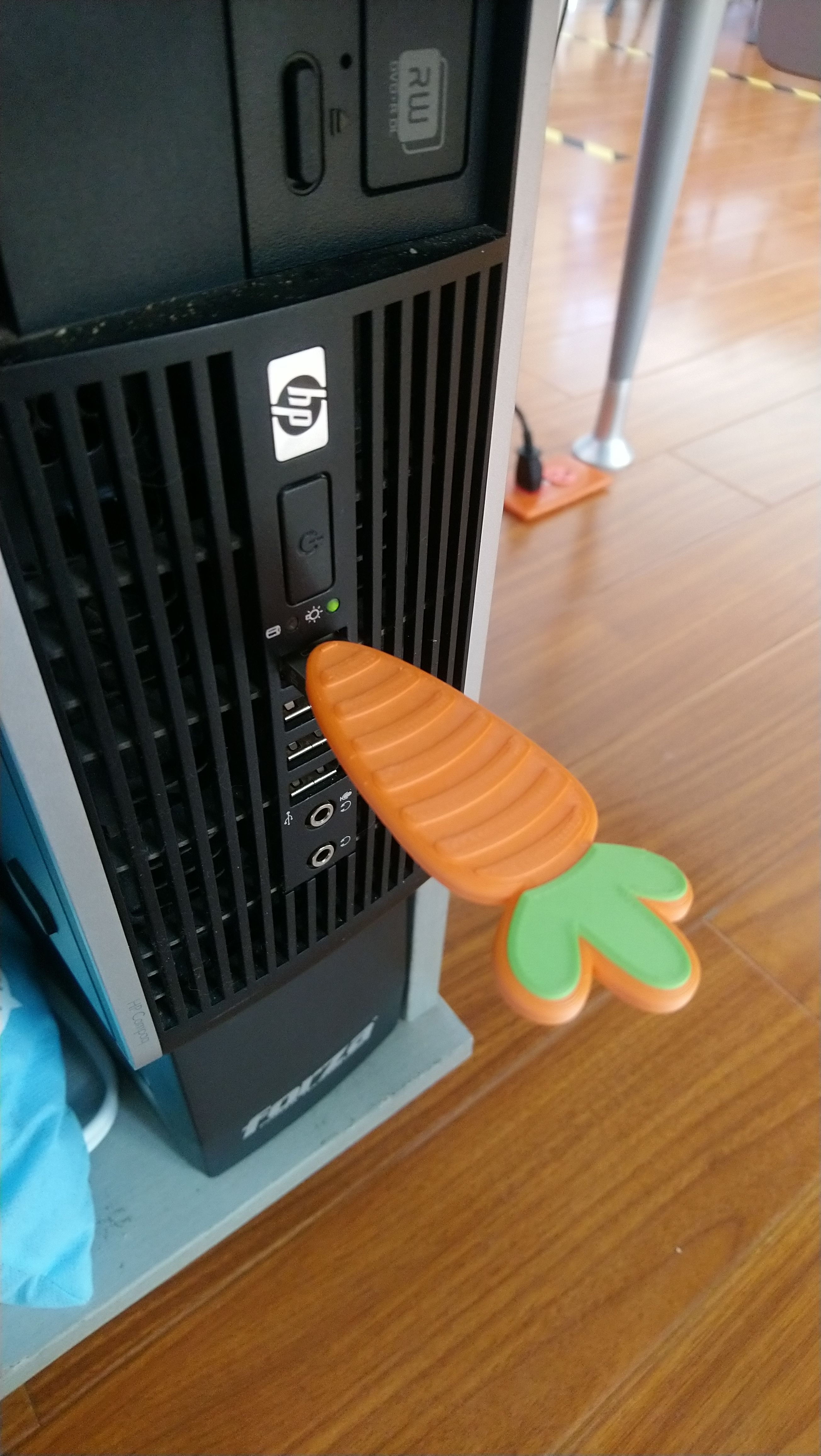3.jpg STL file Bunny Cell phone holder + carrot usb holder・3D printable model to download, Crunchs