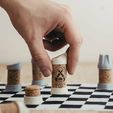 480_ruka-drzici-figurku-wine-korkove-sachy.jpg WINE – Cork Chess and Checkers