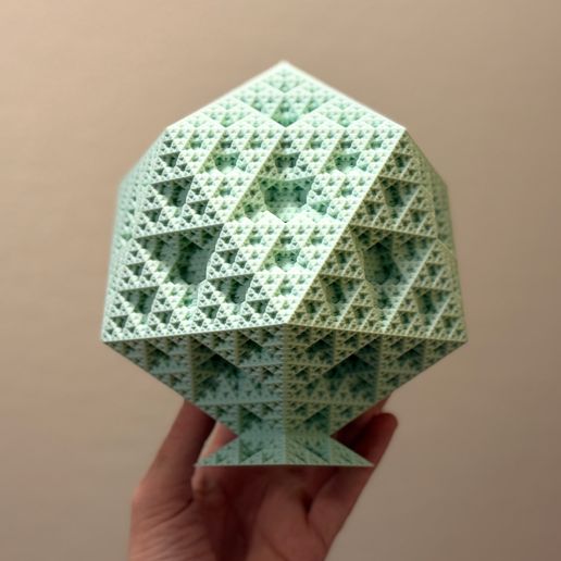 Sierpinski_Icosahedron_Level_5_With_Base_3D_Printed_4.jpg Icosaèdre de Sierpiński - Niveau 5 (sans support)