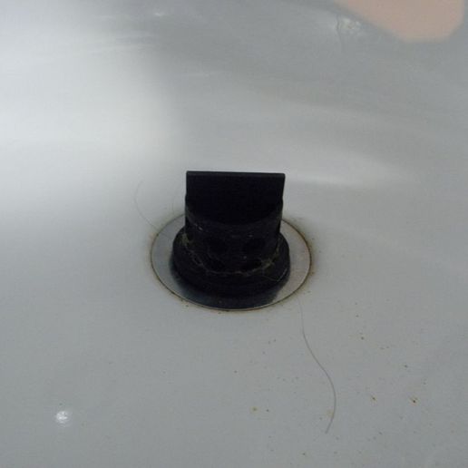 Height-adjustable bath tub drain strainer