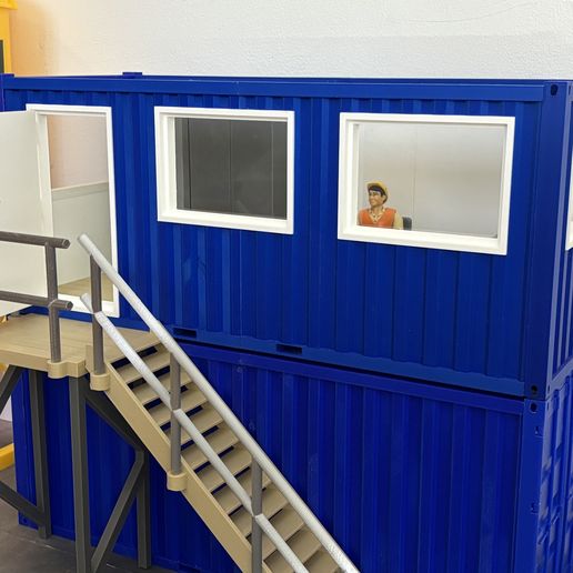 Set-of-stacked-20ft-Containers-with-office-with-stairs.jpg Conjunto de cantina elevada / sala de descanso / contentor de escritório incluindo mobiliário e acessórios e escadas 1/14