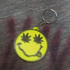 WhatsApp-Image-2023-09-17-at-13.10.35-2.jpeg STL file Smiley 420 Keychain : Smiley 420 Key Chain・3D printer design to download