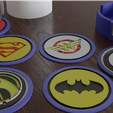 PosaVasos.Liga.Render2.png ▪ Kit 6 Coasters 🥤 Justice League + Case 🌟 *Batman Aquaman Superman Wonder Woman Flash Green Lantern*.