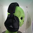 20251214_013512.jpg Alien Bust / Headset Holder