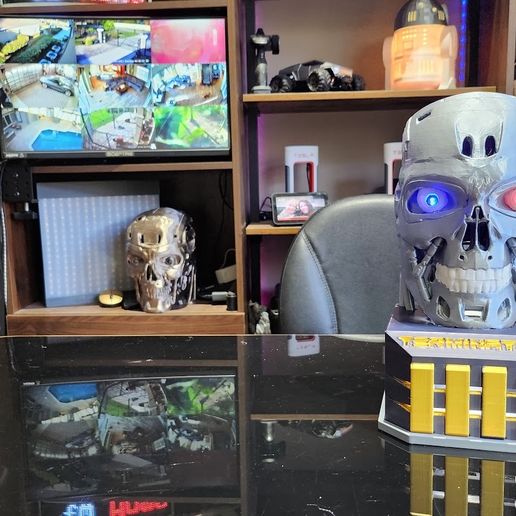 term-hhead.jpg 3D-gedruckter Smart Compact Terminator mit beleuchtetem Ständer