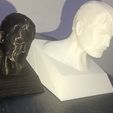 IMG_20250713_203727.jpg Sculpture de la tête du roi Bradley de Fullmetal Alchemist