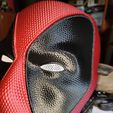 45793ad0-589c-11ef-8a61-6b4e86dd1a85.jpg Texturierte Deadpool Maske - Realistische Replik (tragbar & Cosplay)